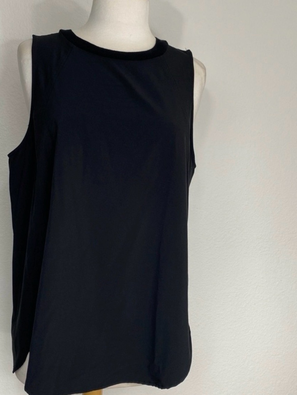 Athleta Sleeveless Black Crewneck Women's Top